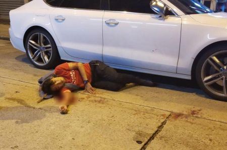岑子杰倒臥在一辆白色私家车旁，图源：社交媒体