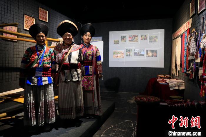傈僳族火草织布技艺展区，身着火草麻布百褶裙的熊国秀(左二)。　王磊 摄 摄